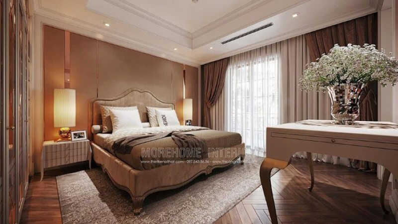 Mẫu giường tân cổ điển đẹp với thiết kế bọc nệm êm ái cùng đường nét uốn lượn đẹp mắt tạo điểm nhấn ấn tượng cho phòng ngủ đương đại cao cấp. Thiết kế phòng ngủ biệt thự