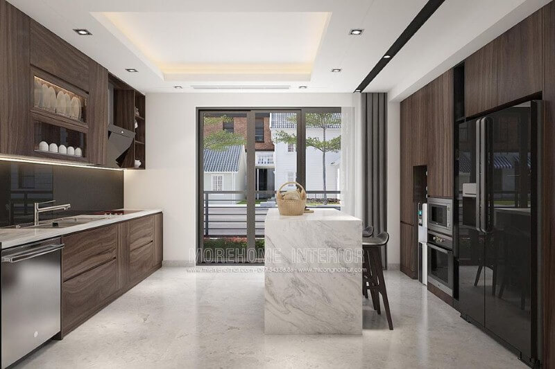Thiết kế phòng bếp hiện đại đẹp bước tới tủ lạnh để đồ trên bàn đảo, với không gian rộng cả nhà có thể phụ giúp, bồn rửa gần bếp nấu, khi xong bạn có thể quay ra bày trí thỏa mái từ chiếc bàn đảo của mình.